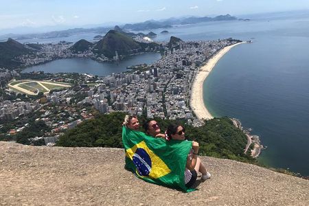 Hikking the Favela + Morro Dois Irmaos!
