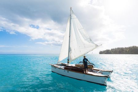 Introduction to sailing and discovering the lagoon 