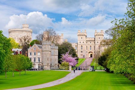Windsor Castle, Stonehenge and Oxford Day Guided Tour from London