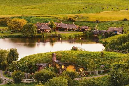 Hobbiton, Rotorua and Te Puia: Small Group -Auckland Return or Rotorua Drop Off