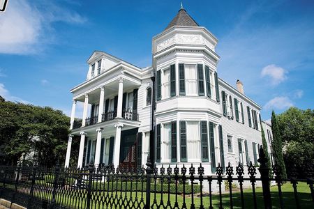 New Orleans Homes of the Rich and Famous Tour of the Garden District
