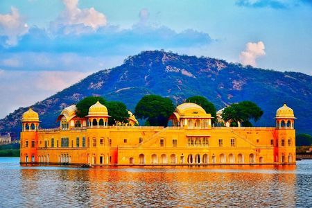 Exclusive 1-day Jaipur tour with High End SUV