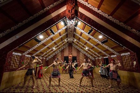Private Tour - Hobbiton Movie Set & Te Puia (Rotorua)