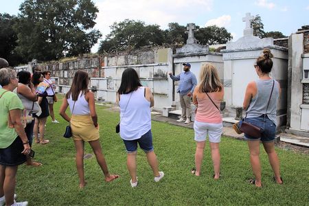 New Orleans City and Cemetery 2-Hour Bus Tour