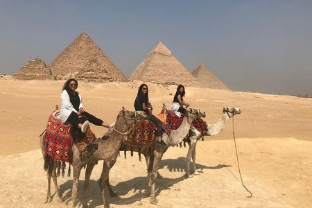 Sightseeing Day Tour to Pyramids, Egyptian Museum and Bazaar 