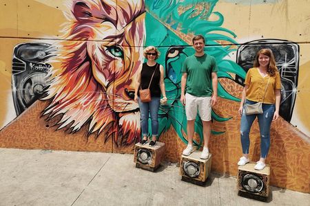 Private Tour in Comuna 13 + Exotic Fruit Tasting & Cable Car Ride