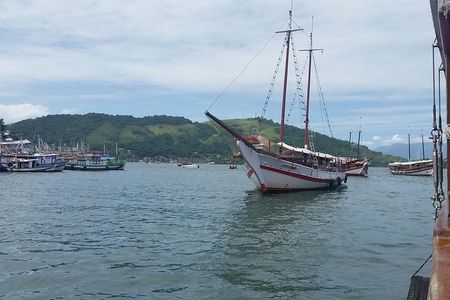Boat tours to tropical islands 