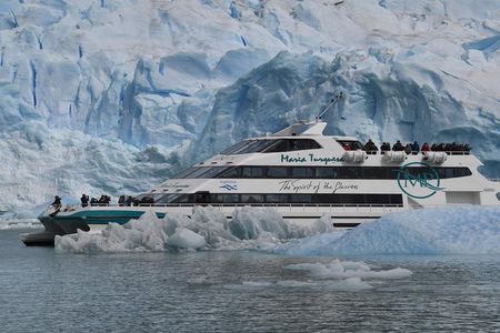 Perito Moreno boat tour from El Calafate: Glaciares Gourmet