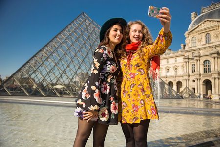 PRIVATE TOUR: Highlights & Hidden Gems of Paris With Locals 