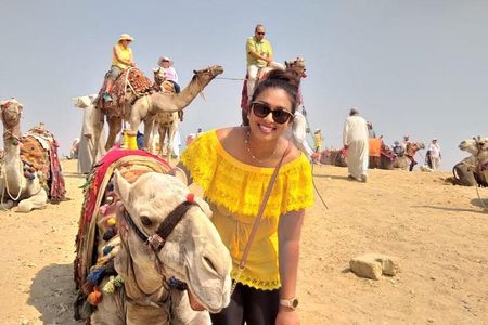 Private Tour to Pyramids of Giza Plateau in 4 Hours with Lunch and Camel ride