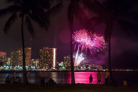 Waikiki Fireworks Dinner Cruise: Sail & Sparkle on Friday Nights