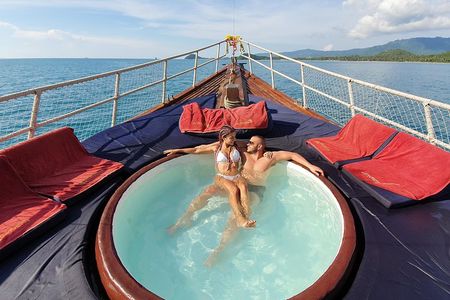 Semi-Private yacht adventure to Ang Thong Park’s hidden treasures