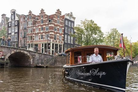 Private boat tour on a electric saloon boat
