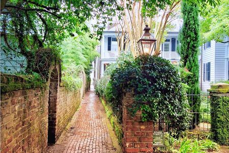 Hidden Alleyways and Historic Sites Small-Group Walking Tour