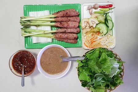 Hue Street Food walking Tour: the most popular & typical dishes 