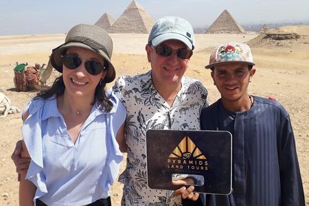 Giza Pyramids and Sphinx: Guided Day Tour from Cairo