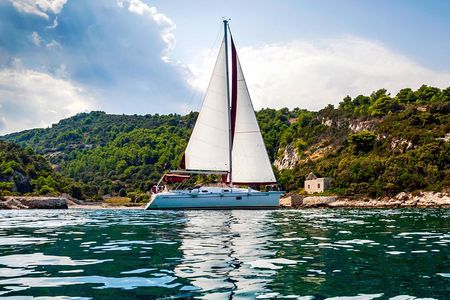 Private Sailing Tour to Brač with Homemade Lunch, Wine & Beer