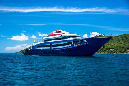 Phi Phi Island Tour by Royal Jet Cruiser with Lunch & Pickup