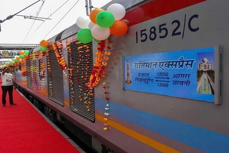 Taj Mahal Tour by Gatimaan Train/Rail All Inclusive