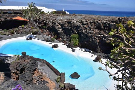 Lanzarote César Manrique Tour: with Jameos or Green Cave