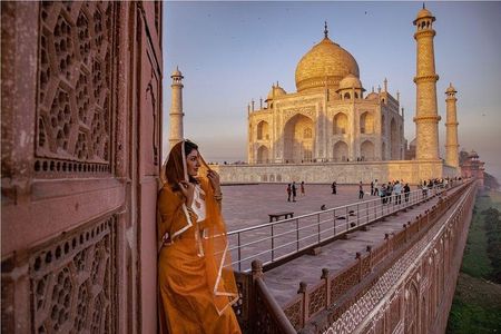 Taj Mahal Overnight Tour with Optional Hotels