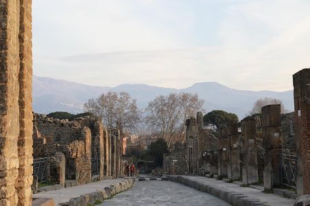 2-Hour Small-Group Experience with an Archaeologist Guide