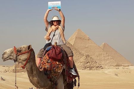 Day Tour to Giza Pyramids And Egyptian Museum & Bazaar