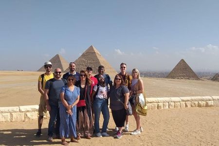 Guided Tour to Pyramids, Sphinx, Egyptian Museum& Khan El-khalili with Tickets