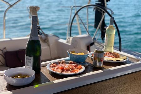 Barcelona Sailing: Light Snacks & Open Bar with Private Option