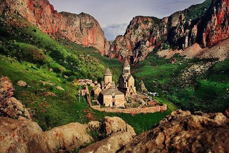 Private Guided Tour and Wine Degustation to Khor Virap & Noravank