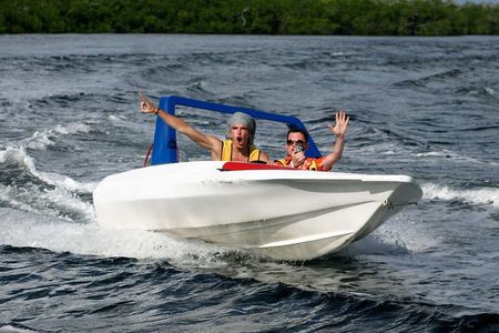 Speedboat tour in Cancun with snorkel and sightseeing in manglars
