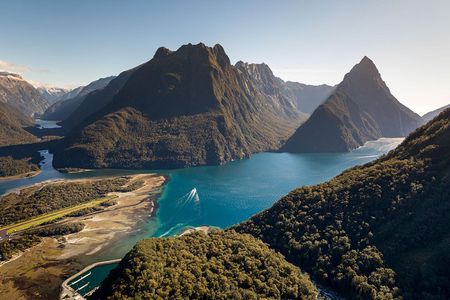 Milford Sound Coach and Cruise Tour from Queenstown with Flyback