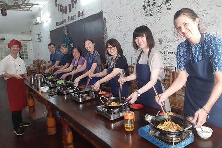 Chef Vu Cooking Class Plus Market Trip in Saigon Center (Pick up by Cyclo)