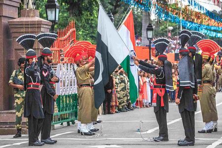 Golden Temple & Wagah Border in Amritsar with Punjabi Lunch
