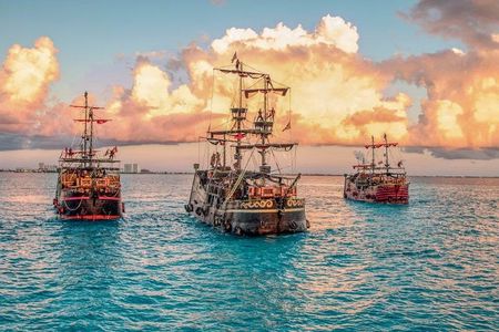 Dinner & Live Pirate Fight from Cancun