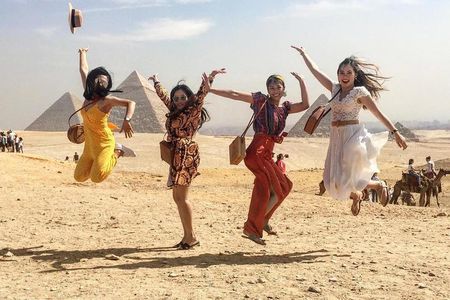 Private Half-Day Tour with Guide to Pyramids of Giza with Camel Ride