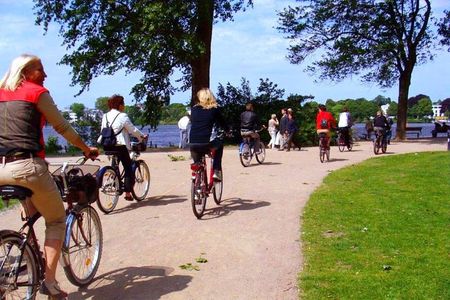 ENGLISH GUIDED BIKE TOUR HAMBURG - Alsterlake District (min.4)