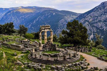 Mercedes Private Tour to Delphi and Arachova 