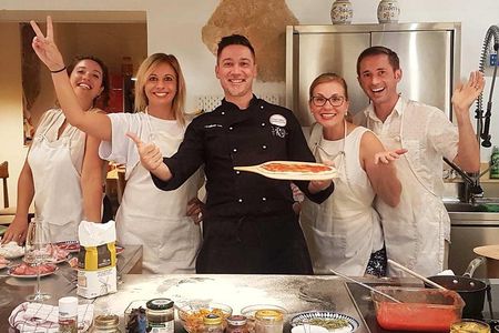 Vip-Private Pizza Cooking Class with Pro Pizzachef in Pro Kitchen
