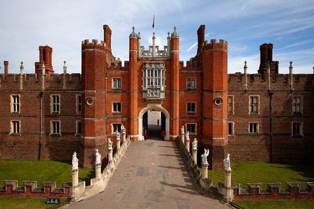 London, Windsor Castle, Hampton Court Palace with Free Snack Pack