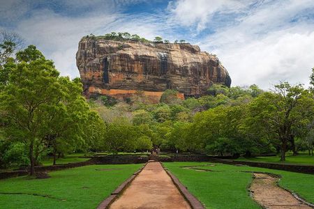 Sigiriya Rock and Dambulla Cave Temples from Colombo (All inclusive day tour)