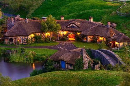 Premium Hobbiton & Waitomo Caves Small Group Tour from Auckland