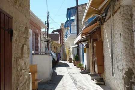 Walk in Omodos alleys & around Kelephos medieval Venetian bridge