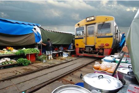 Maeklong & Damnoen Saduak Markets: Railway & Floating Market Tour