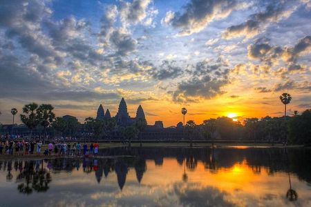 Angkor Wat Sunrise Tour with Temple Highlights