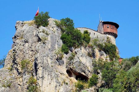 Petrele Castle tour