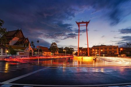 Bangkok Night Tour By TUK-TUK Visiting Wat Pho & Giant Swing (Private)