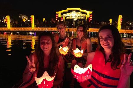 Hoi An Food Trail by Night with Boat Trip