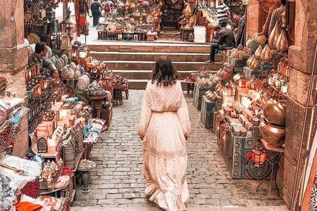 Cairo: Female-Guided Pyramids, Bazaar, and Museum Tour