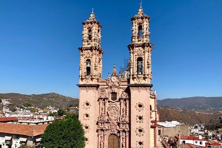 Private Full-Day Tour to Taxco and Cacahuamilpa Grottoes